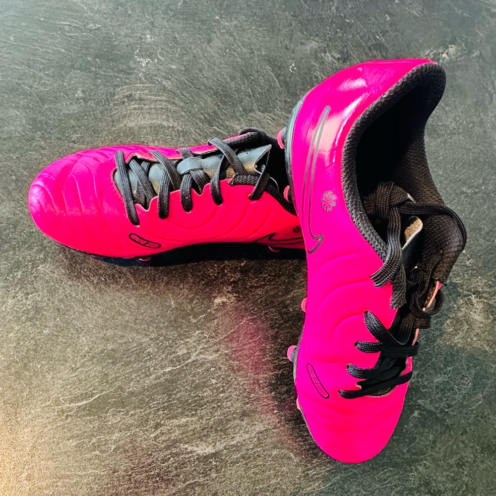 Nike Kids Hot Pink and Black Soccer Cleats